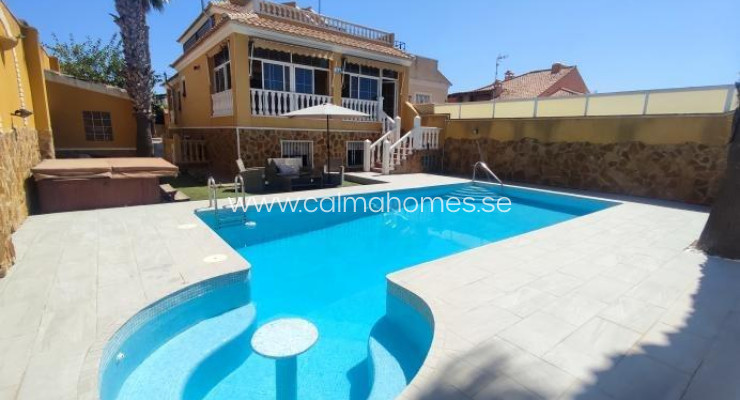 Villa - Sale - Torrevieja - Aguas Nuevas