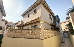 Sale - Villa -
Torrevieja - Las calas